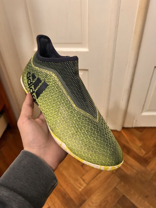 Ghete fotbal adidas laceless aproape noi