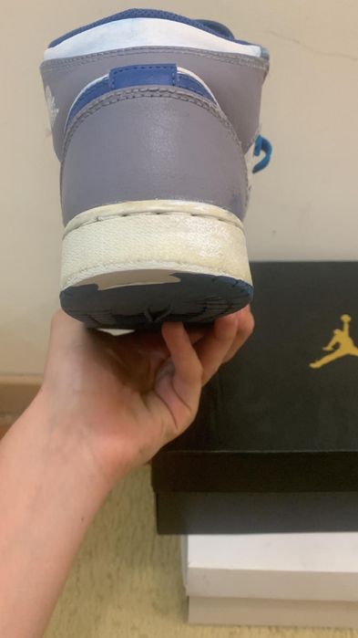 Vand jordan 1 , sunt destul de purtati , perchea e originala