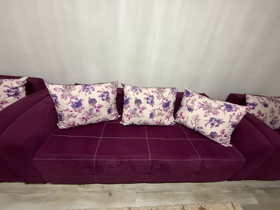 Vând canapea extensibilă însotita de 2 fotolii.