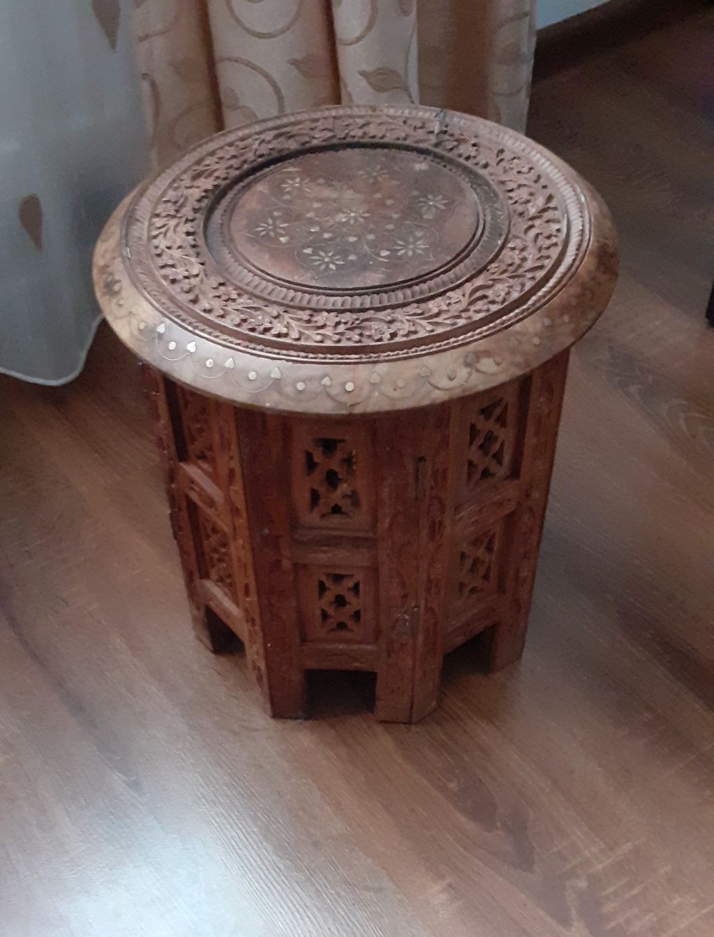 Scaun sculptat minuțios