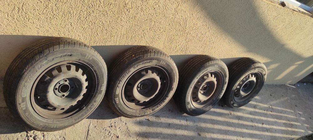 Vand 4 anvelope Austone Athena de vara 175/70/R14 cu tot cu jantel