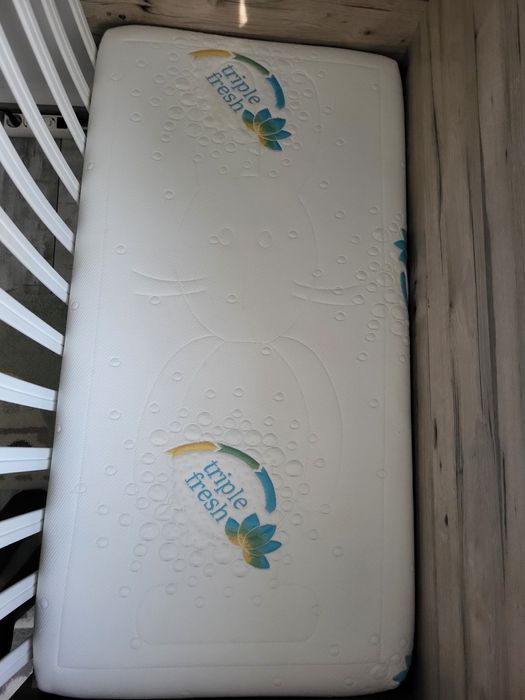 Детско дървено креватче с люлеещ механизъм + подарък Матрак