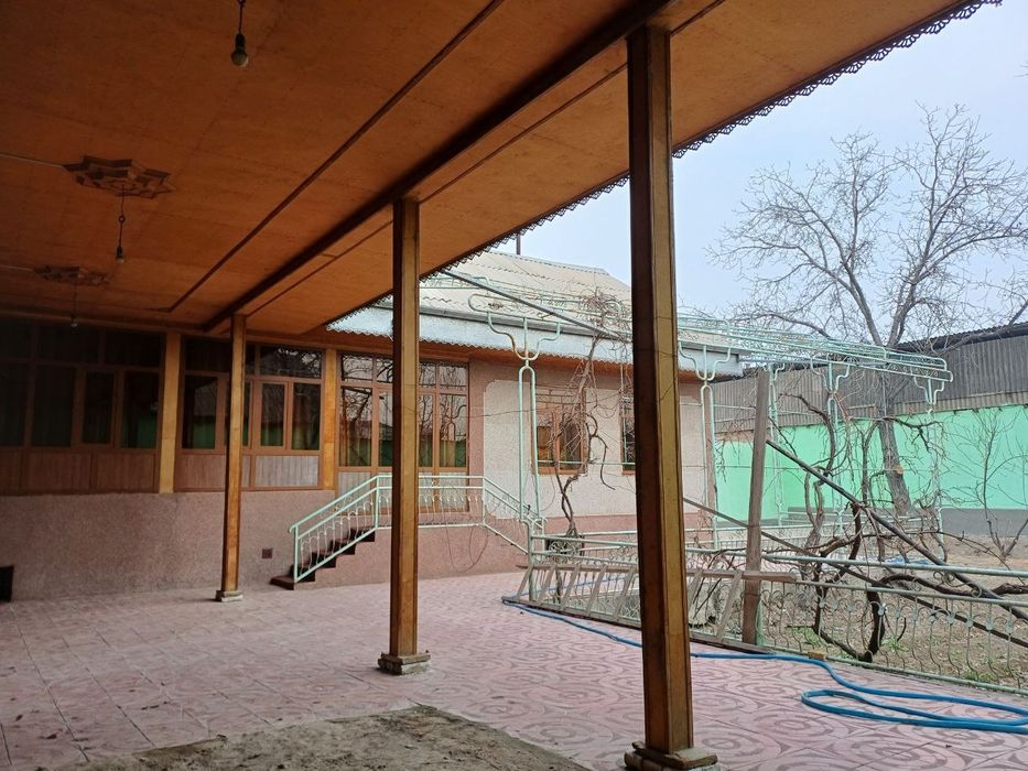 Andijon viloyatining Asaka tumanida yaxshi ahvollari zoʻr uy sotiladi.