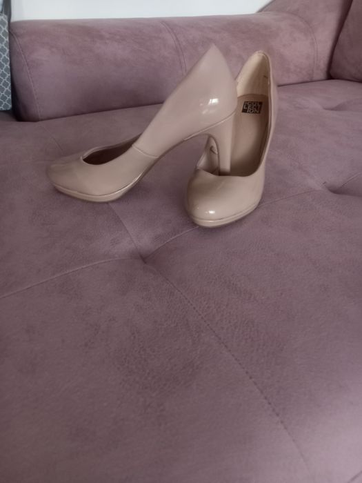 Обувки с ток,телесен цвят