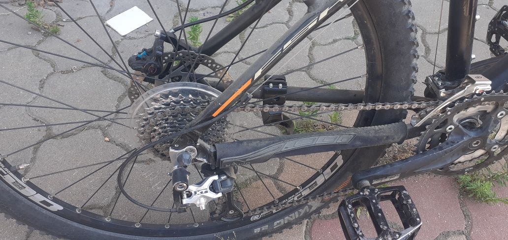 Bicicleta din aluminiu cu frine pe disc hidraulice