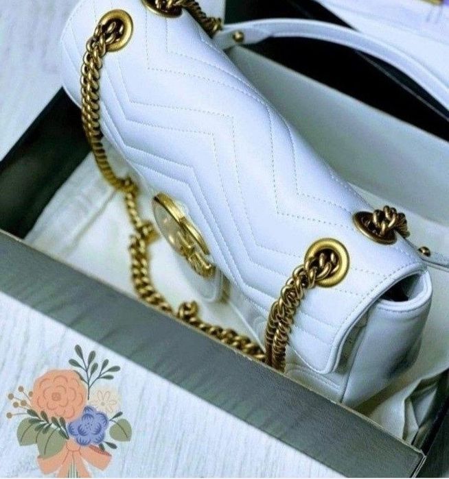 Geanta damă alb imaculat,logo metalic auriu mat, saculet inclus