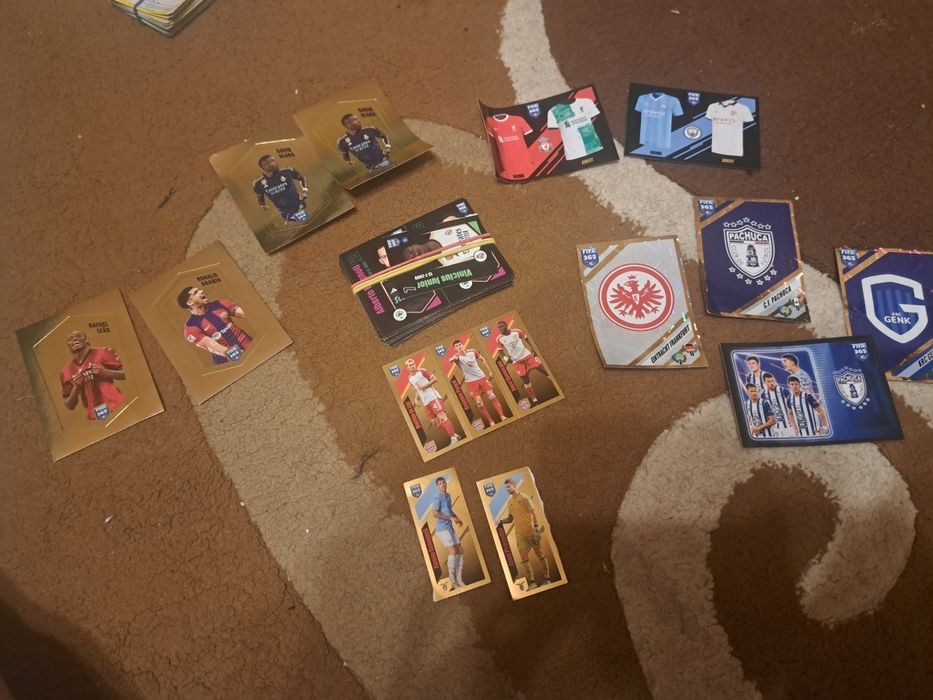 Vand diferite cartonașe !!! În stare bună !!!