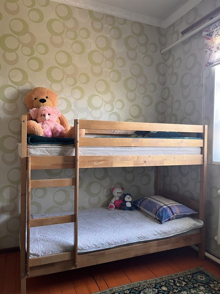 Продаю двухьярусную кровать из дерева.В хорошем состоянии.
