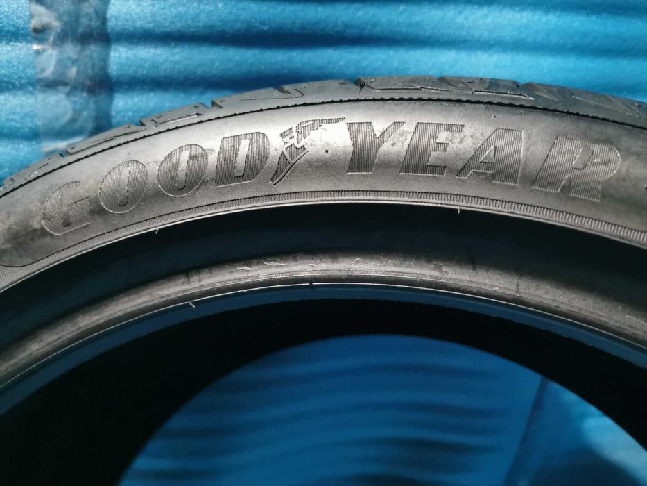 275 35 19 goodyear runflat 2 buc
