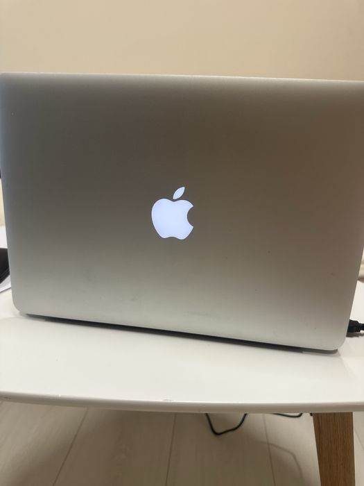 MacBook Air 13” – i5, 8GB RAM, SSD