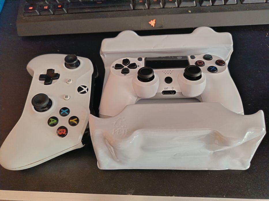 Controllere Xbox și PlayStation