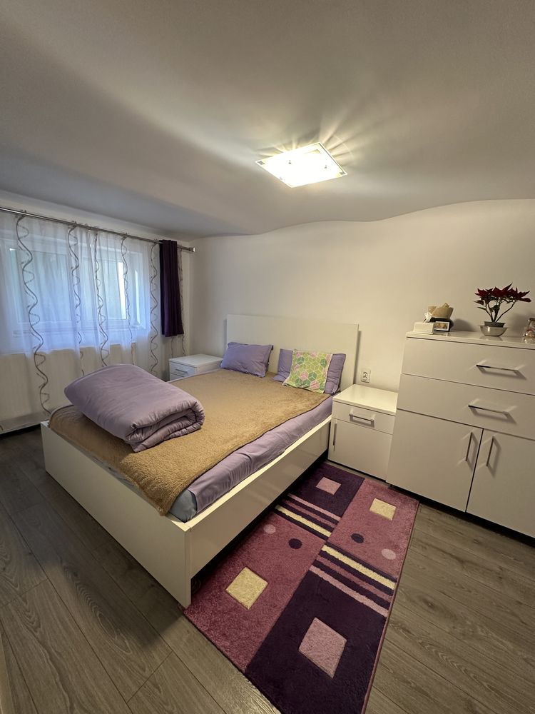 Vand apartament la casa (demisol)