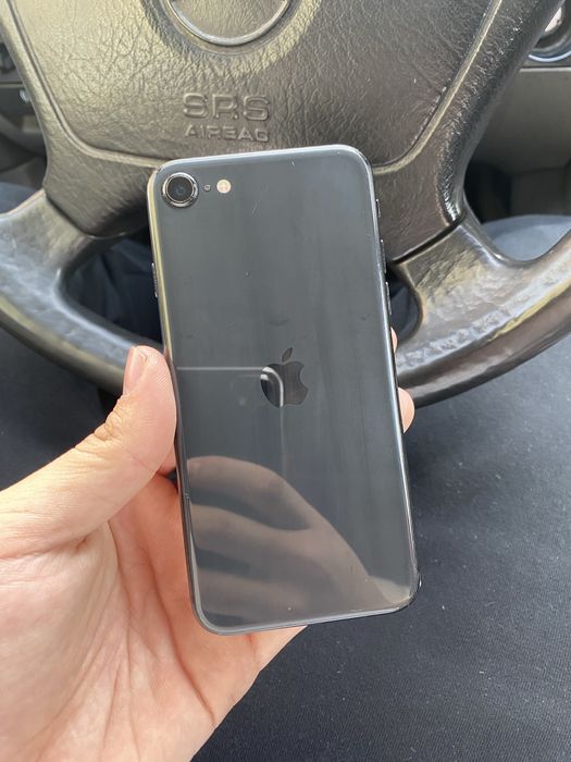 iPhone SE 2020 в идеальном состоянии