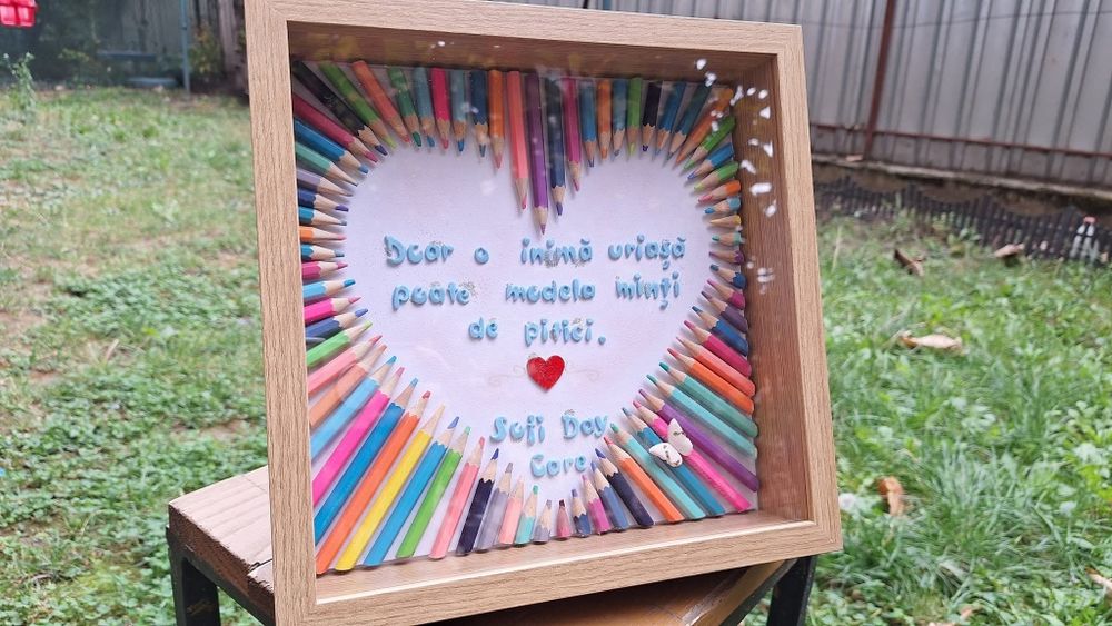 Rama din creioane colorate