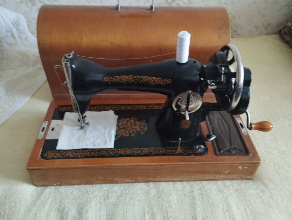 Швейная ручная машинка. Сделана в СССР.