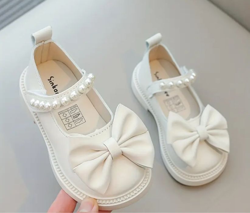 Обувки с панделка и перли