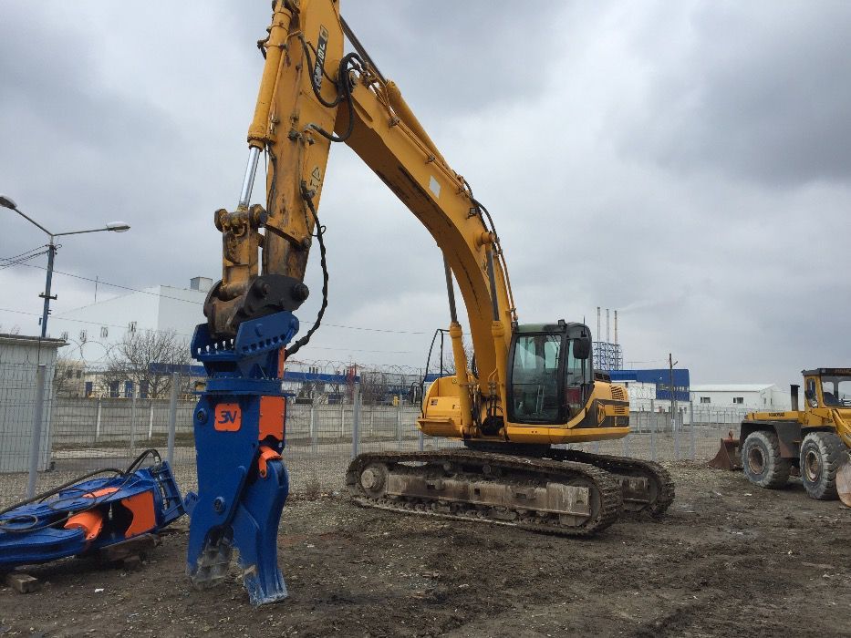 Inchiriez excavator cu foarfeca demolari