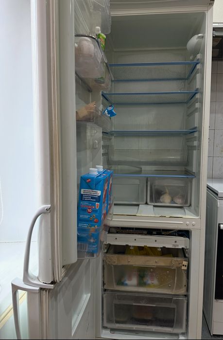 Холодильник LJ, б/у. Работает идеально