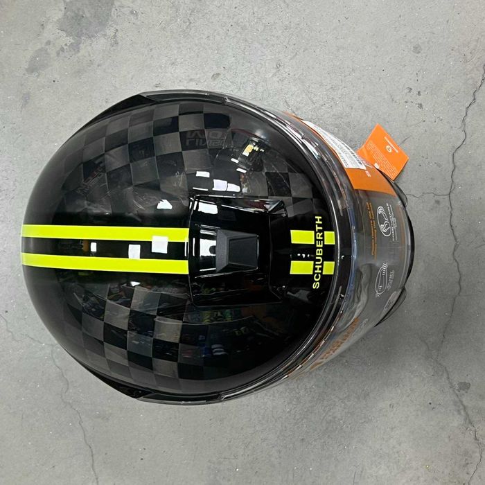 РАЗПРОДАЖБА Мото каска SCHUBERTH C4 PRO Carbon Neon Yellow - Код:29721