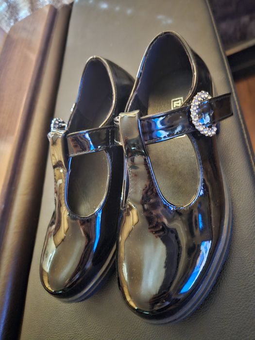 Нови лачени обувки