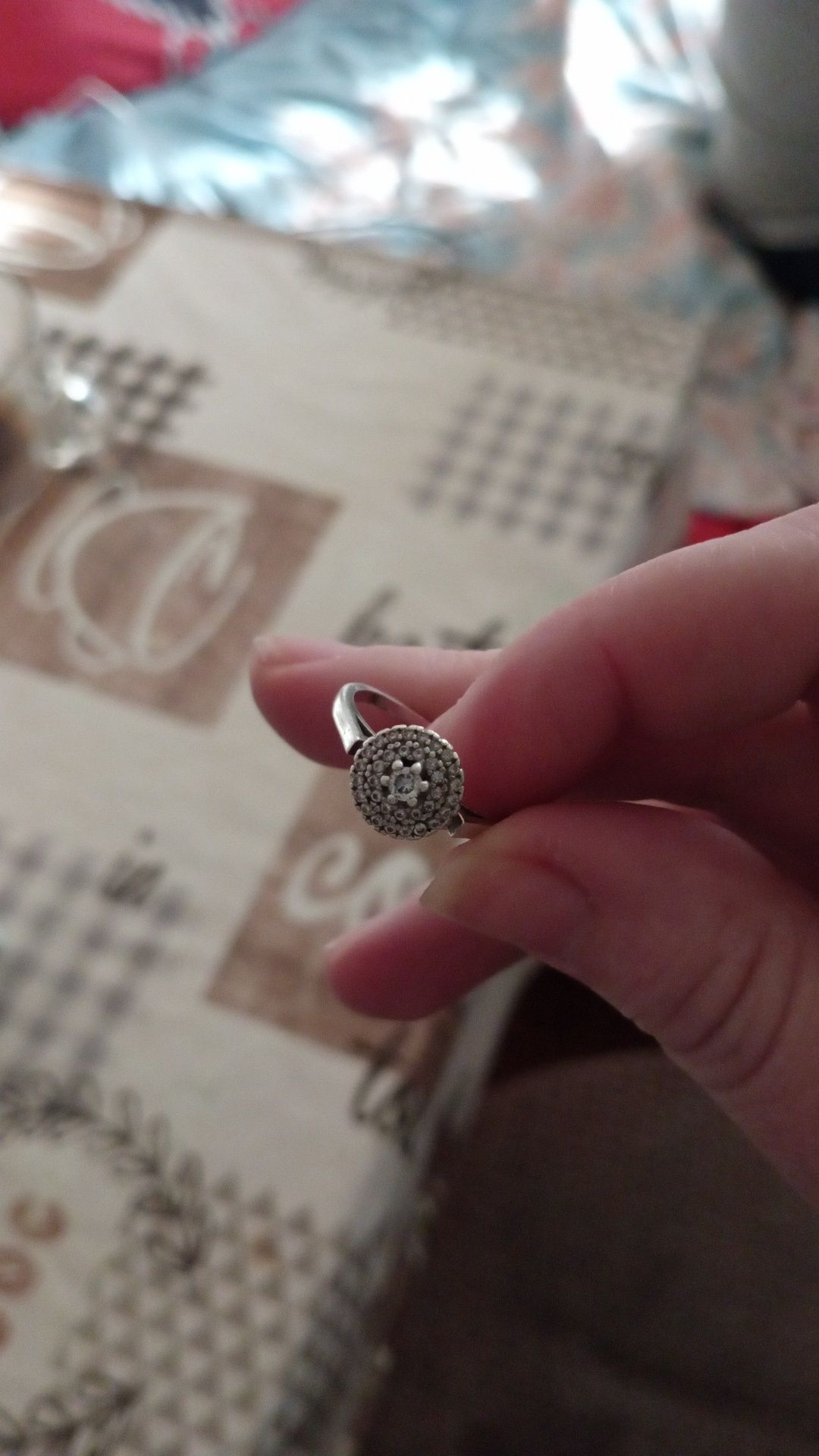 Продам серебряное позолоченое кольцо с фианитами