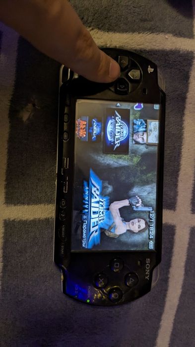 Psp 2000 состояние отличное батарея держит 4-5 часов