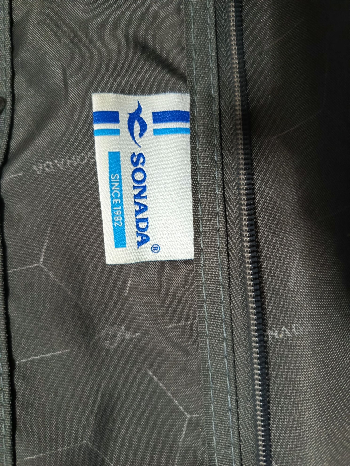 Продам чемодан поликарбонат