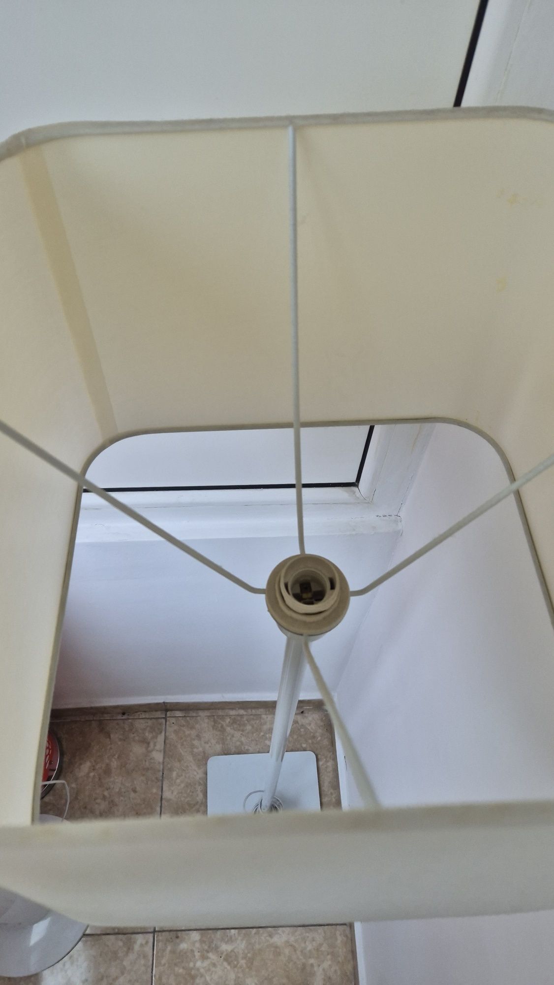 Lampadar alb podea