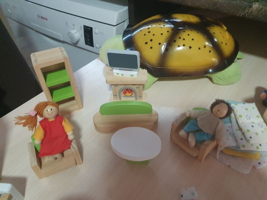 Дървена къща за кукли + мебели + куклите