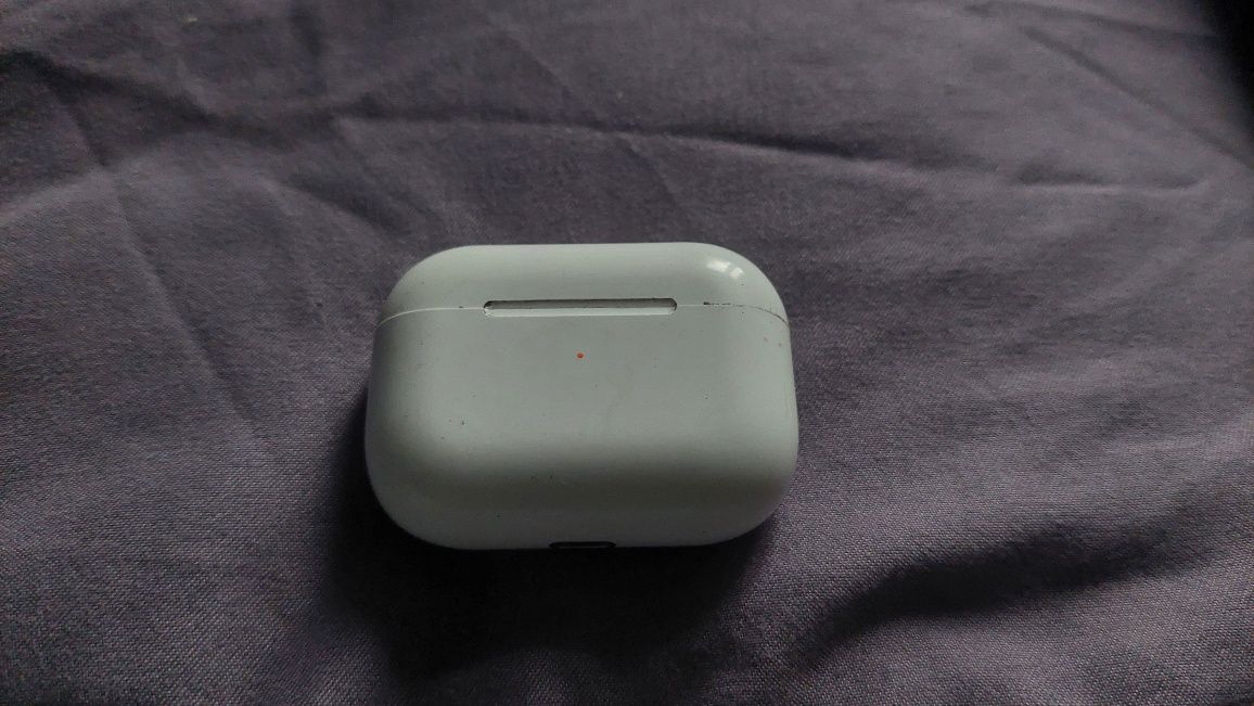 AirPods PRO вторые с чехлом