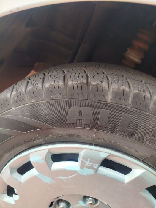 Cobalt rangi oq mexanika ikkita meyatina kraskasi bor yurgan yoʻli 3 k