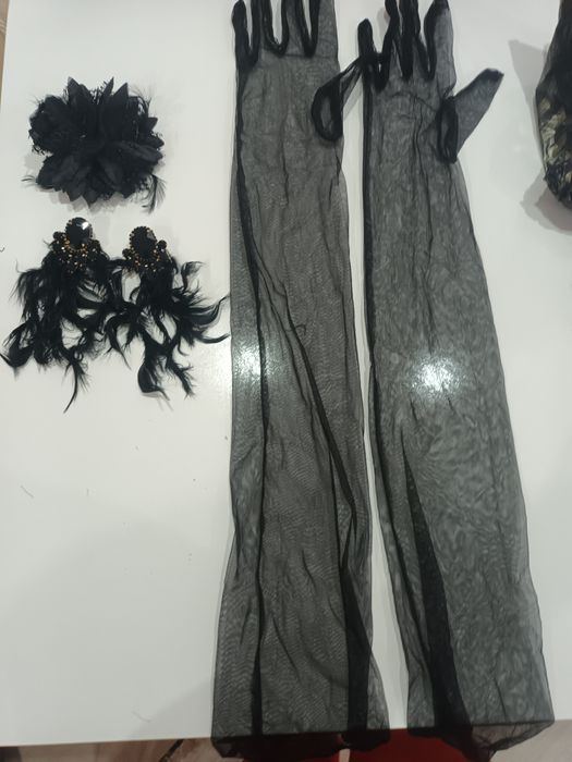 Черни ръкавици и обици