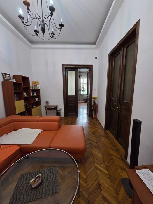 Inchiriez apartament  3 camere , situat în zona Biserica Rosie Arad