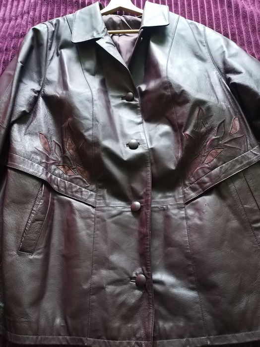 Haina dama, piele naturala. Vișiniu cu model. Marimea 50, lungime 3/4.