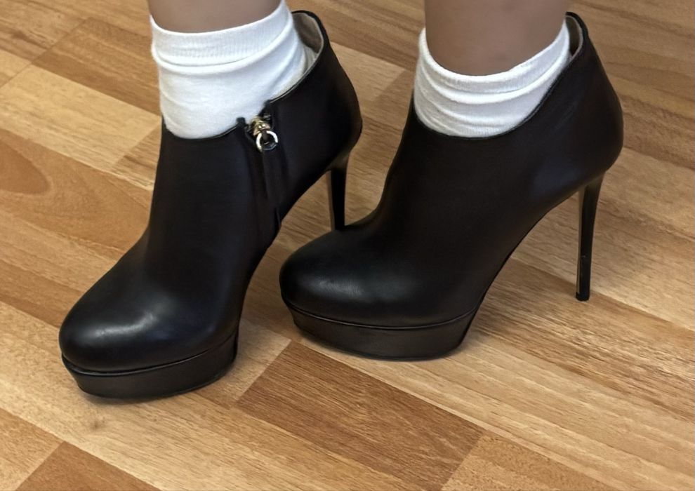 Продам эффектные, элегантные полусапожки на высокой шпильке