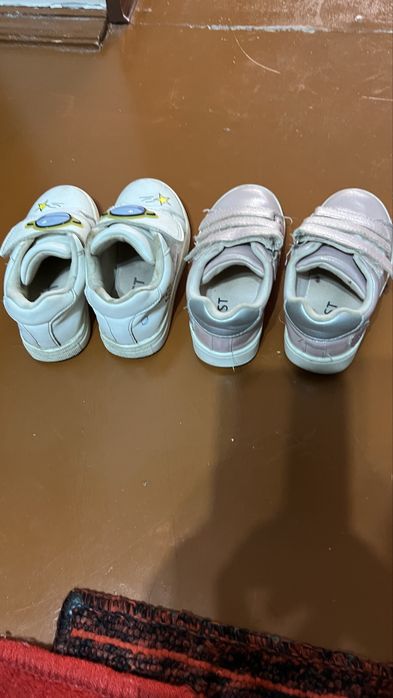 Qizchalar krasovkalari