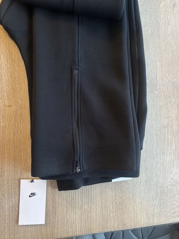 Продавам чисто нов панталон Nike Slim fit