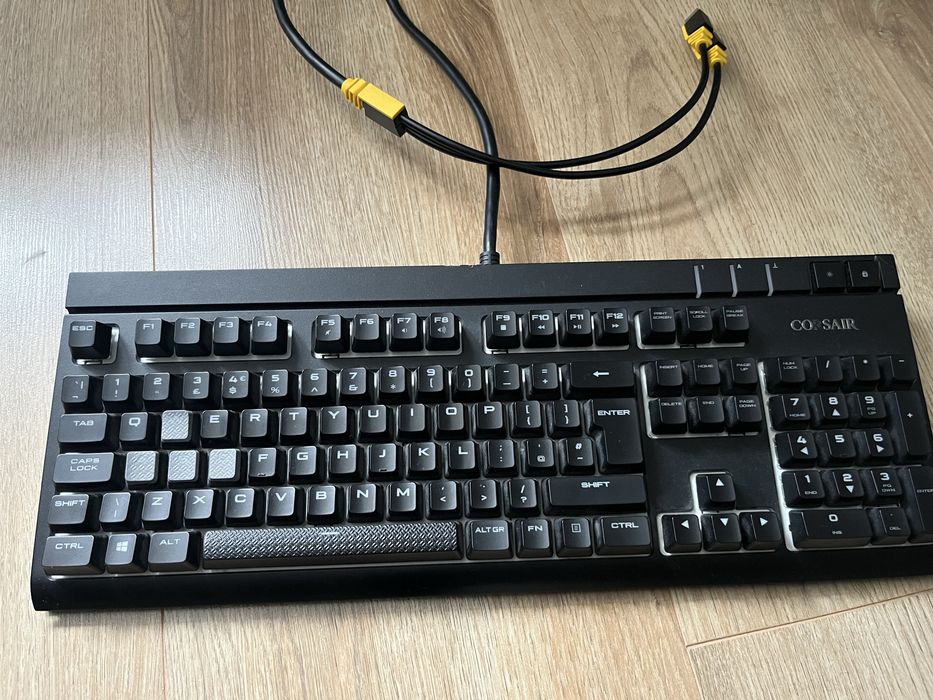 Механична клавиатура Corsair Strafe RGB с Cherry MX Brown UK