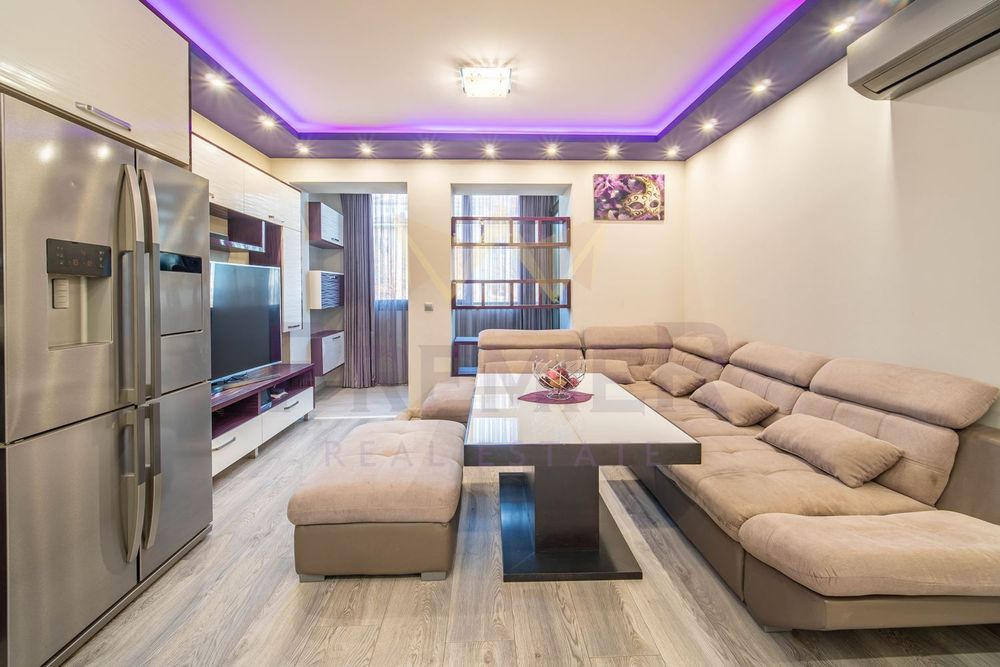 Продава се Тристаен апартамент в Варна, Център - 84 кв.м за 2596 €/кв.м - Снимка #1