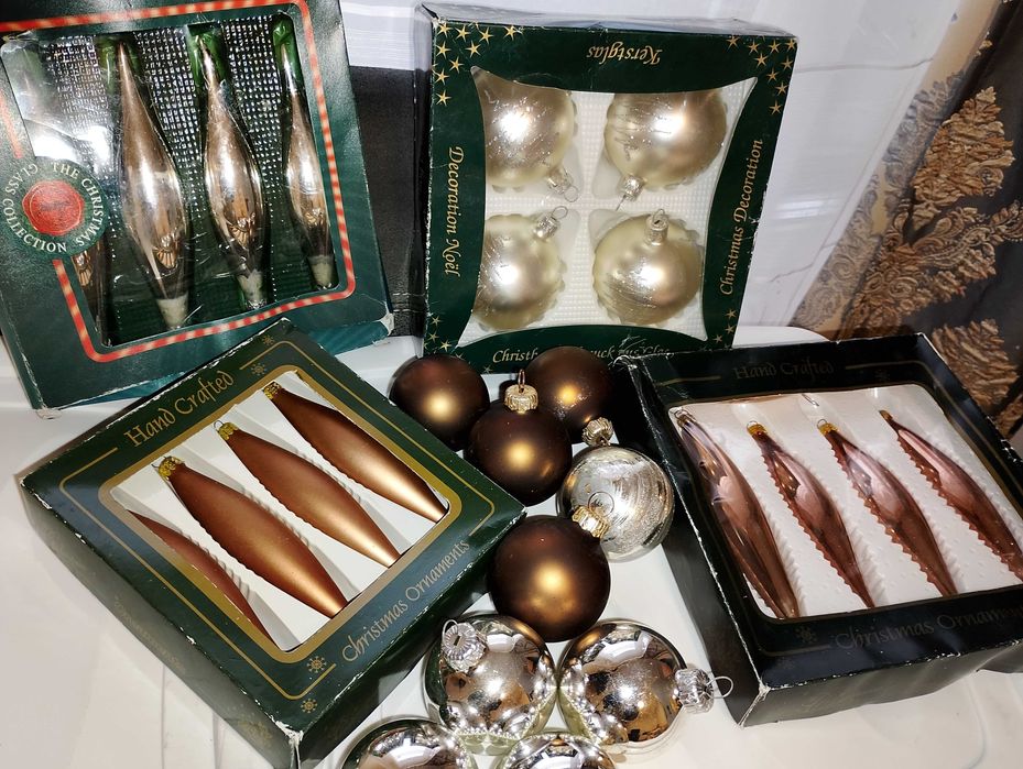 красиваКоледна декорация влакче и украса за елха