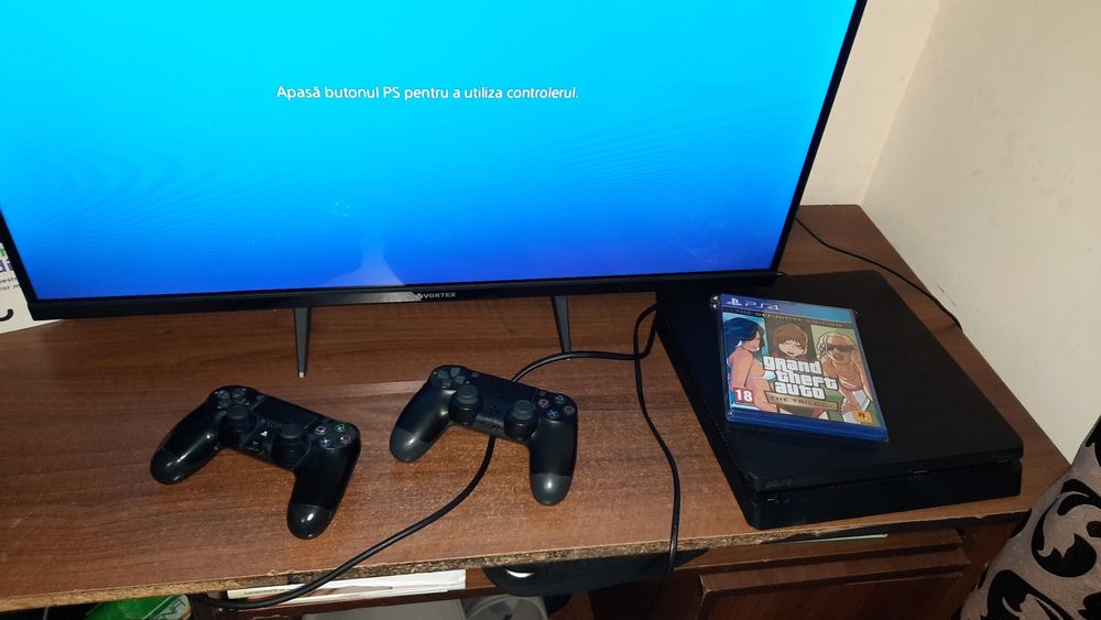Ps 4 slim, 2 manete si joc