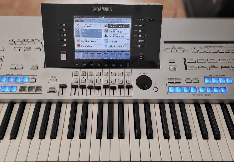 Vand Yamaha Tyros 4 cu HD si 1Gb