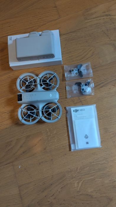 DJI NEO  3 baterii și încărcător