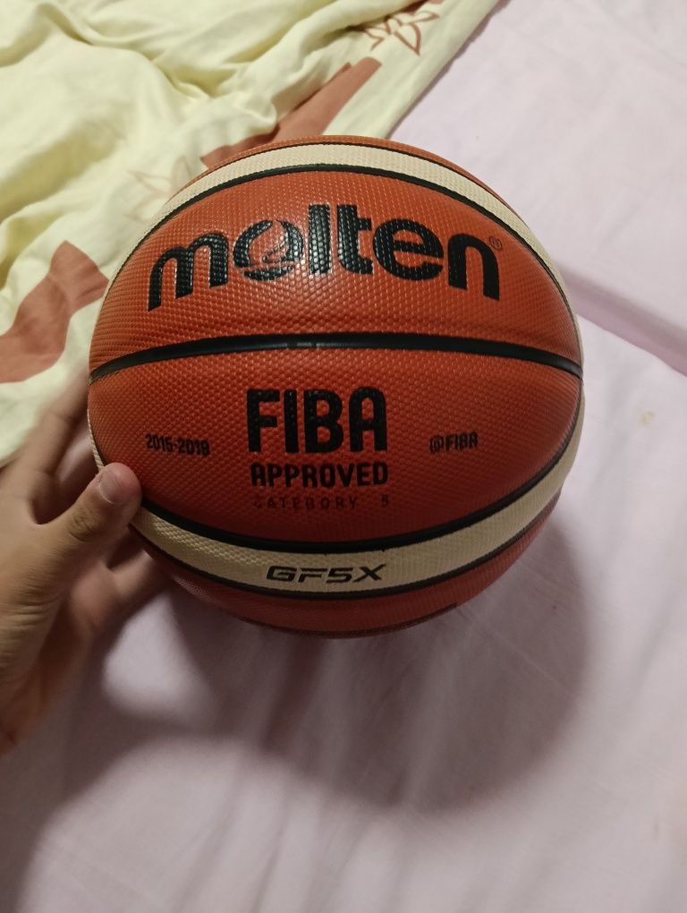 Vând minge molten fiba de basket