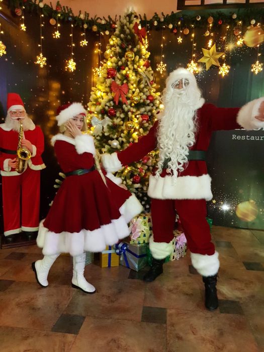 Дед Мороз  снегурочка и Санта клаус  с миссис клаусом