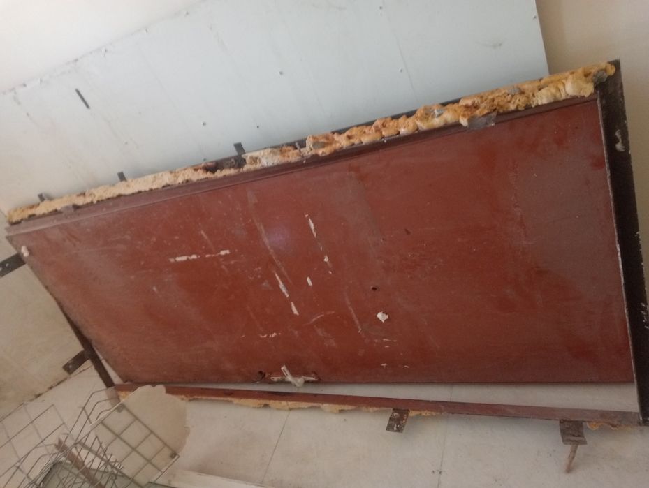 Железная дверь .