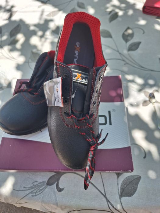 Чисто нови мъжки обувки