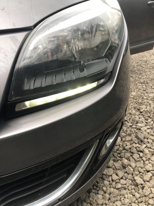 Far stanga / Drapta cu DRL Renault Megane 3 Facelift an 2013