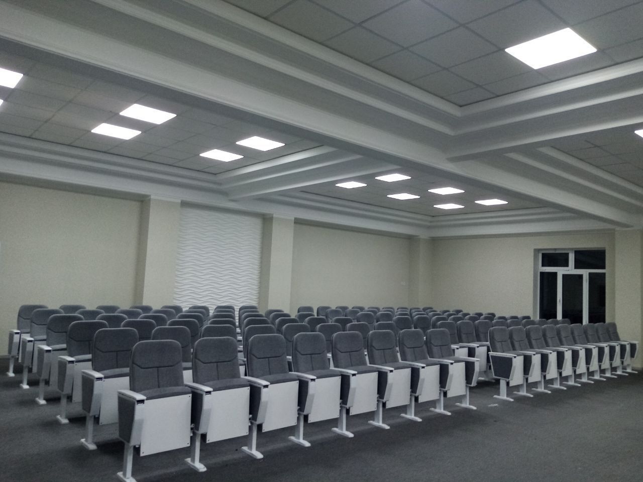 Театральный кресло для активного зала