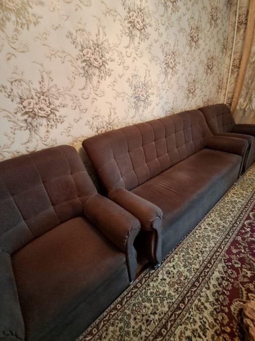 Продам диван с двумя креслами